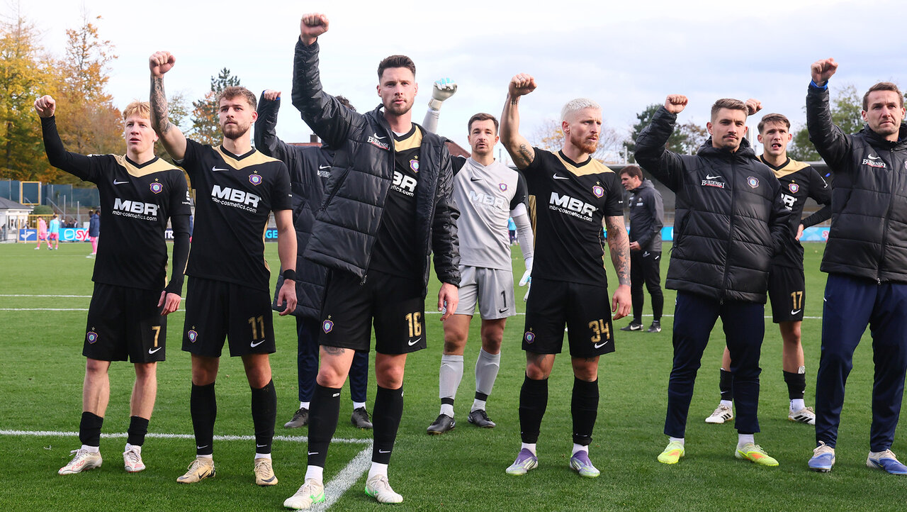 Mannschaft vor dem Fanblock.