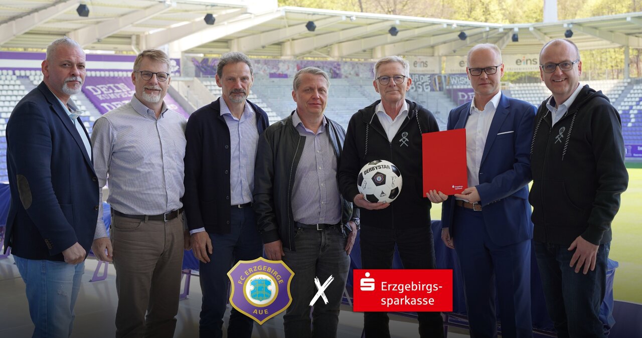 Erzgebirgssparkasse trifft Erzgebirge Aue im eins-Erzgebirgsstadion.