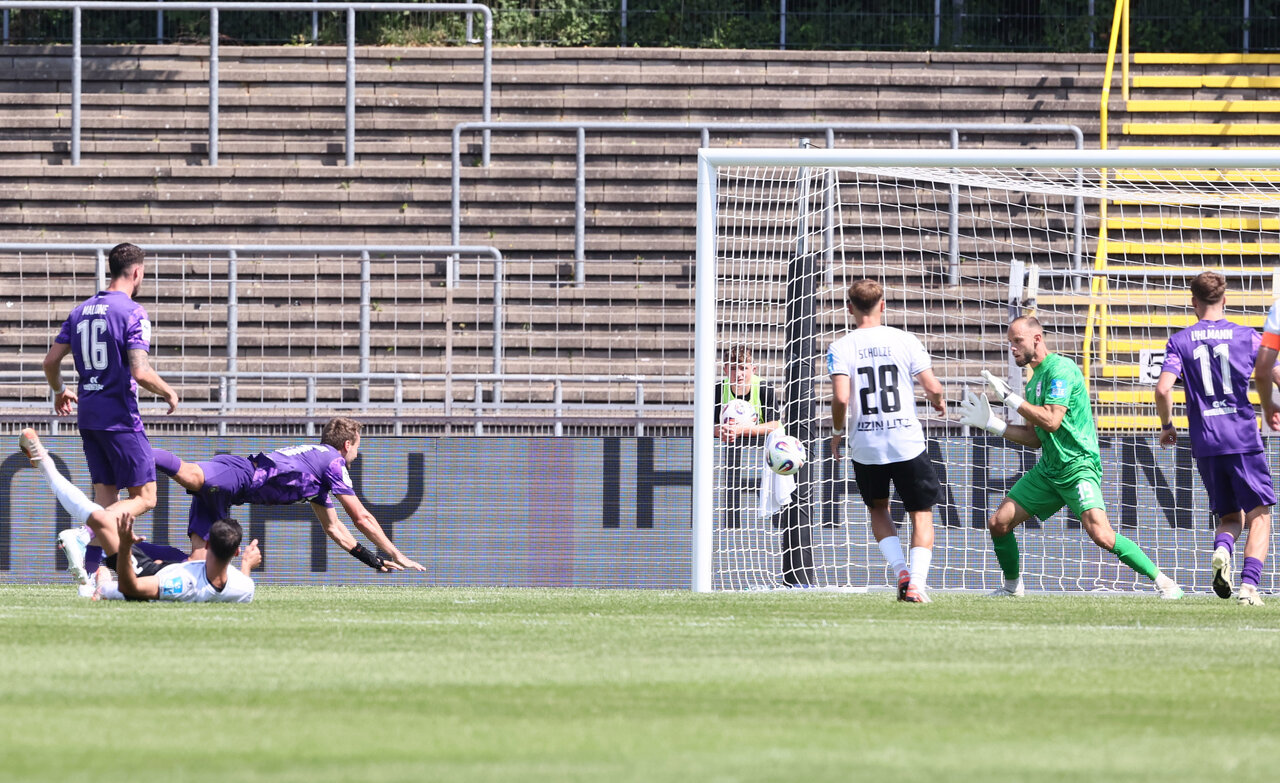 Auer Chancenwucher - die Veilchen verzweifeln vor dem gegnerischen Tor.