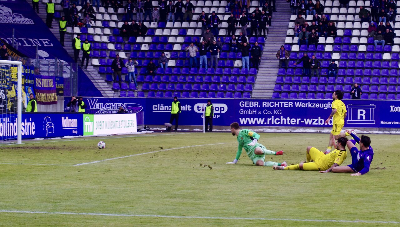 Zentimeter fehlen zum Glück - Bär trifft den Pfosten.