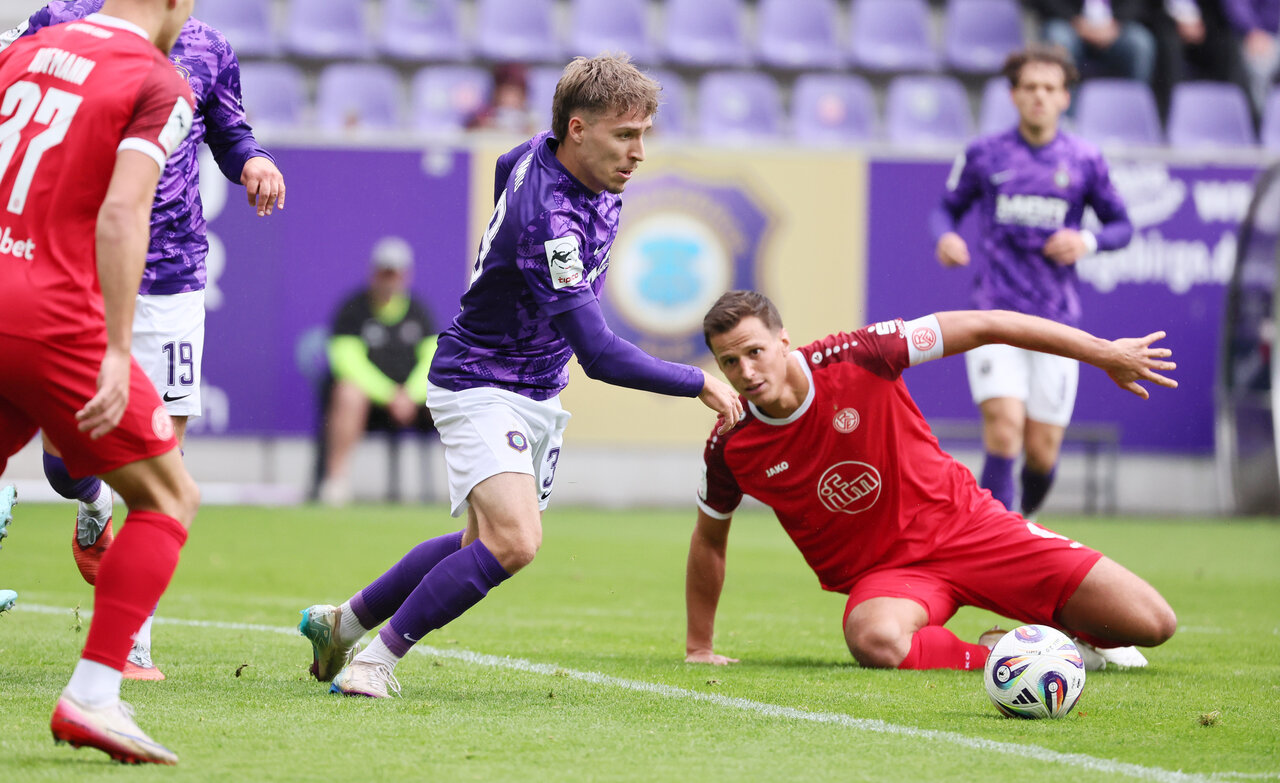 Wenig Platz zum Wirken. Maxi Schmid im Zweikampf.