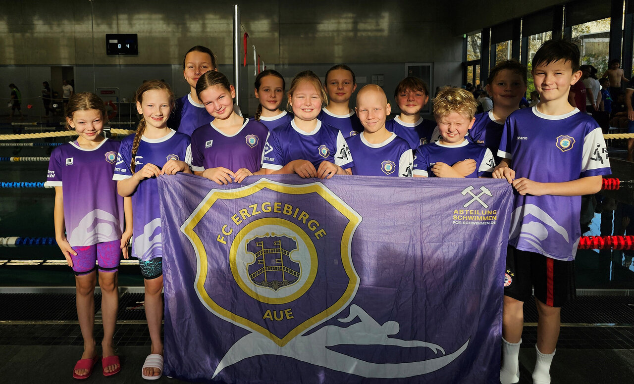 Schwimmer mit FCE-Fahne.