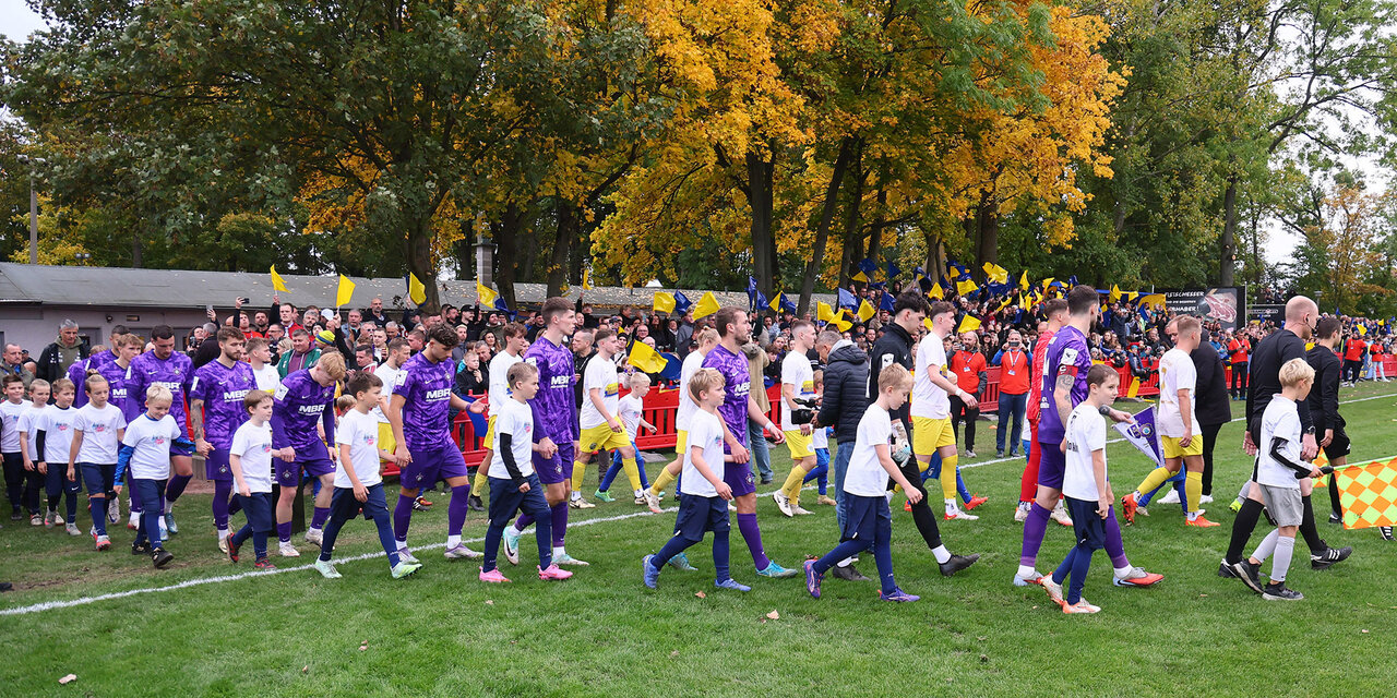 Einlaufen der Mannschaften.