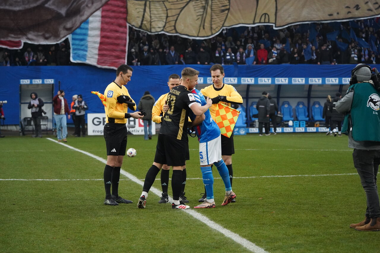 Ede als Kapitän - Erik Majetschak führte die Mannschaft auf das Feld. Foto: Dennis Hambeck - 