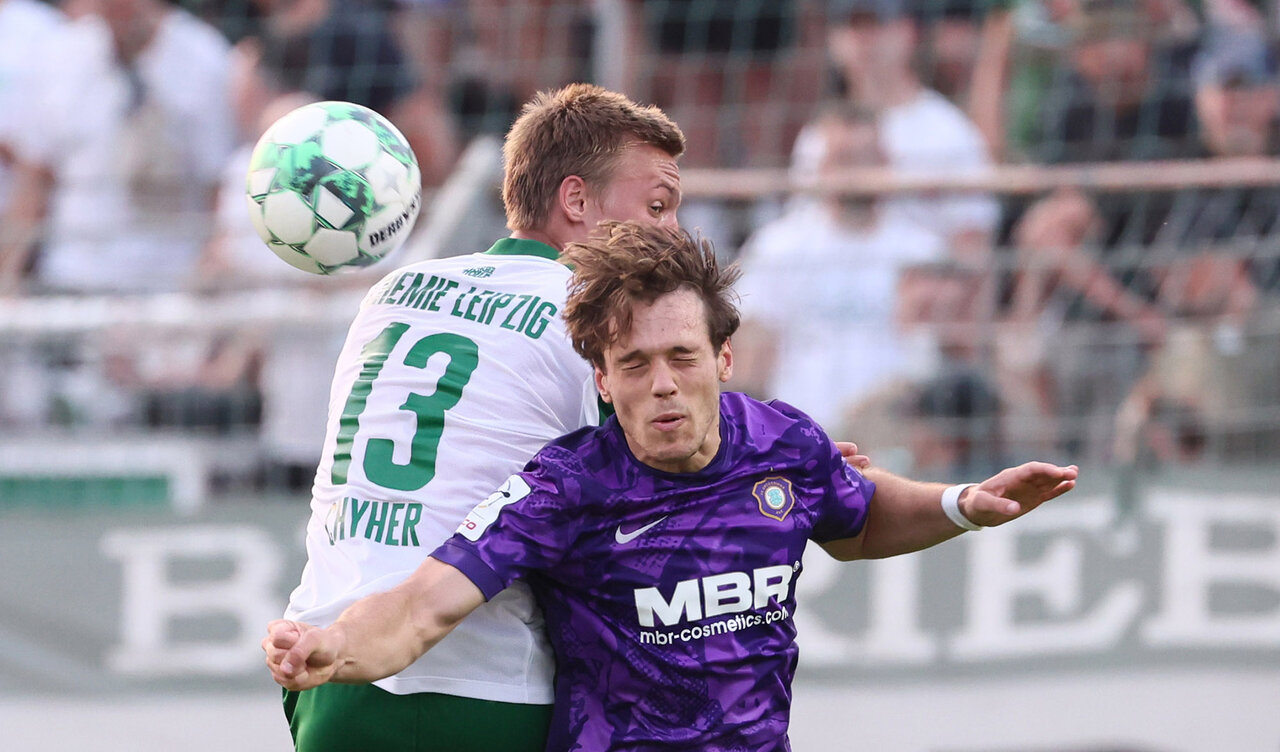 Mika Clausen im Kopfballduell.