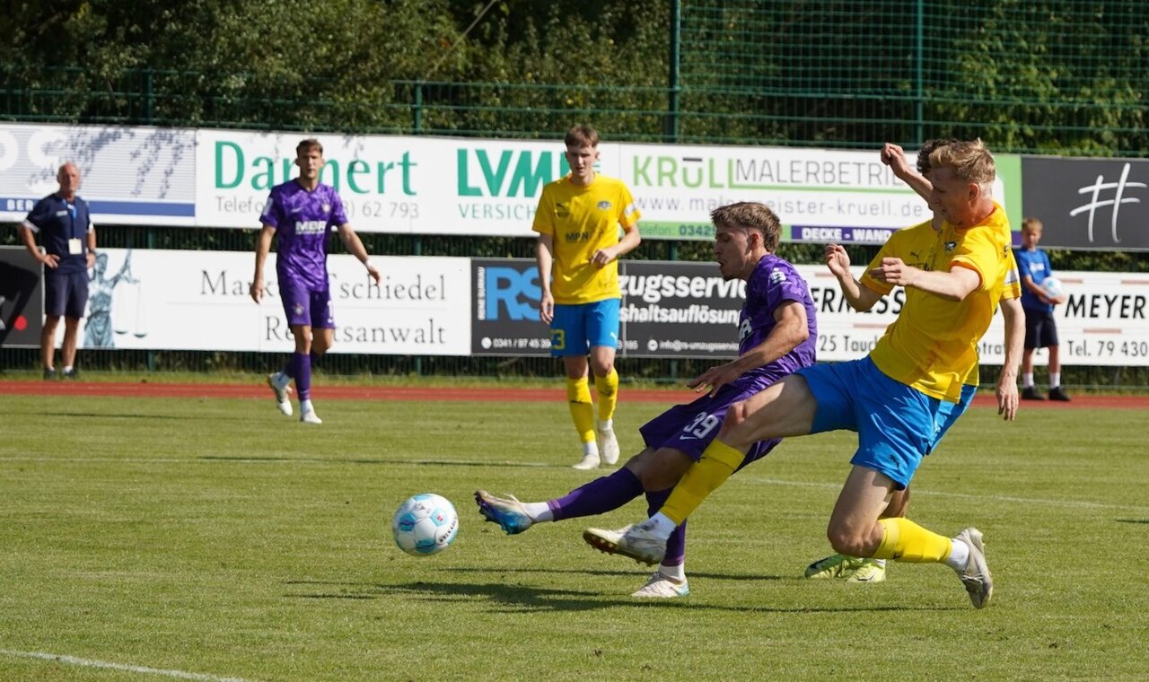 In Schräglage zum Tor - Maximilian Schmid mit dem ersten Treffer.