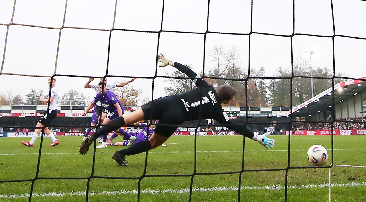 Geschlagen - Martin Männel kommt nicht an den Ball.