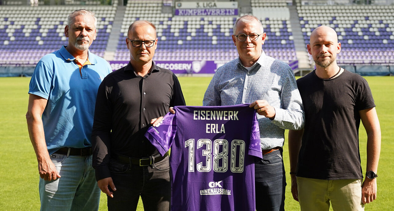 Gruppenfoto mit Trikot.