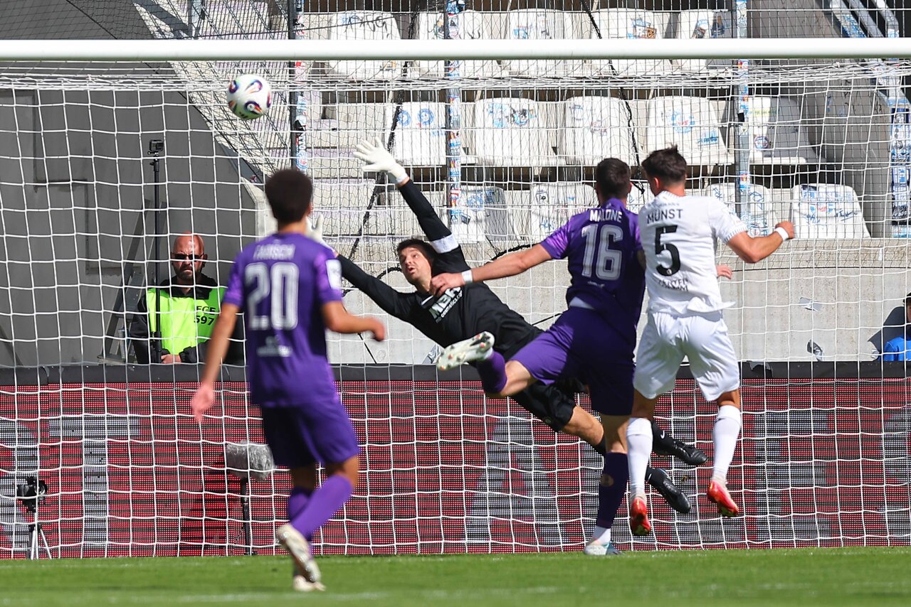 Männel streckt sich vergebens. Köln geht in Führung. 