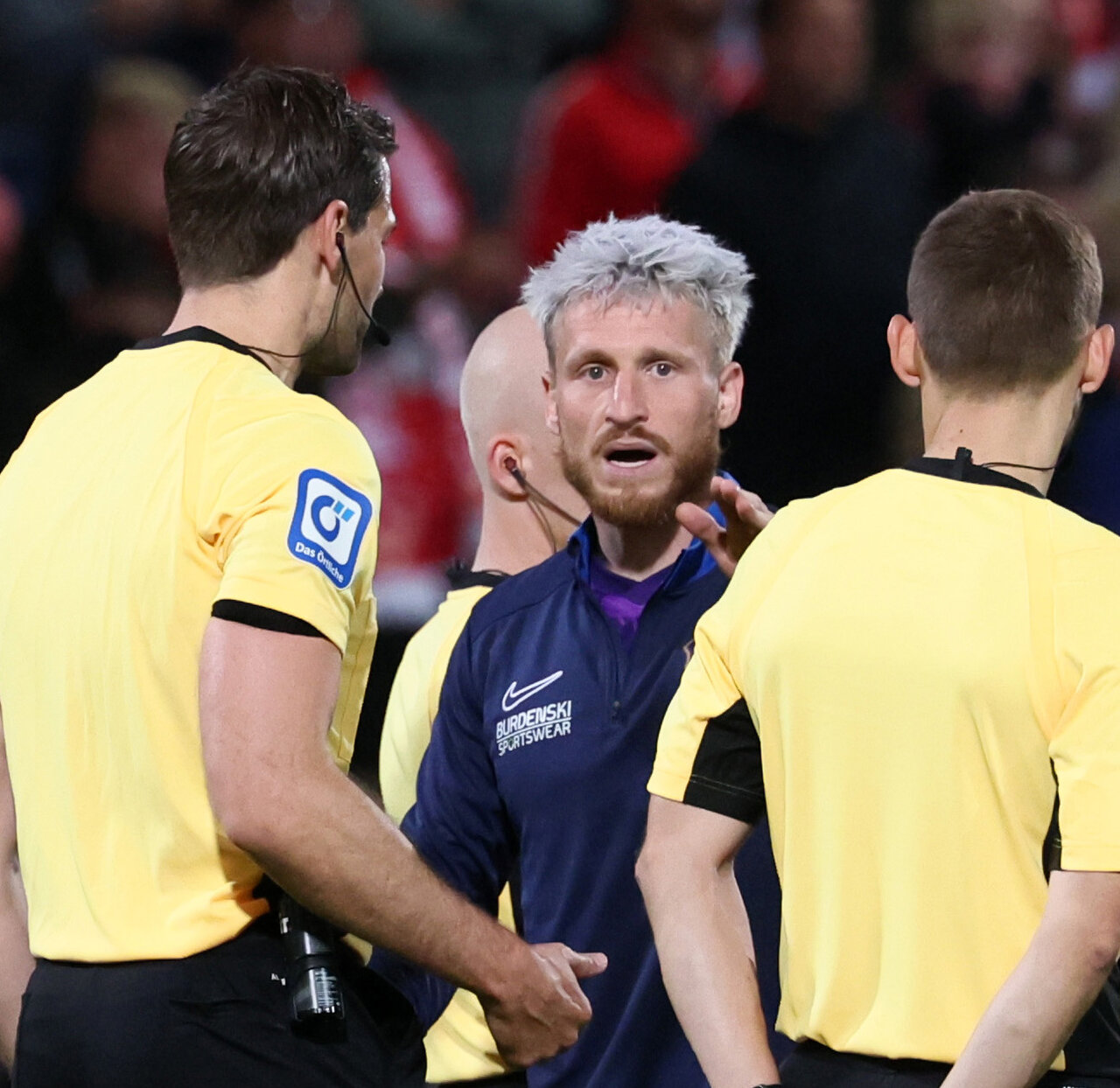 Marvin Stefaniak beim Schiedsrichter.