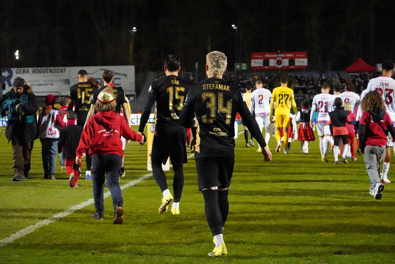 Rein ins Spiel - Aue in schwarz und gold. Foto: Dennis Hambeck