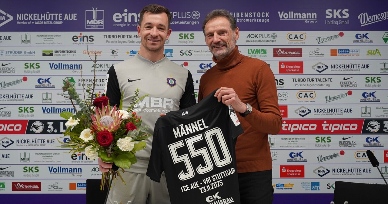 Martin Männel wird von Jens Haustein beglückwünscht.