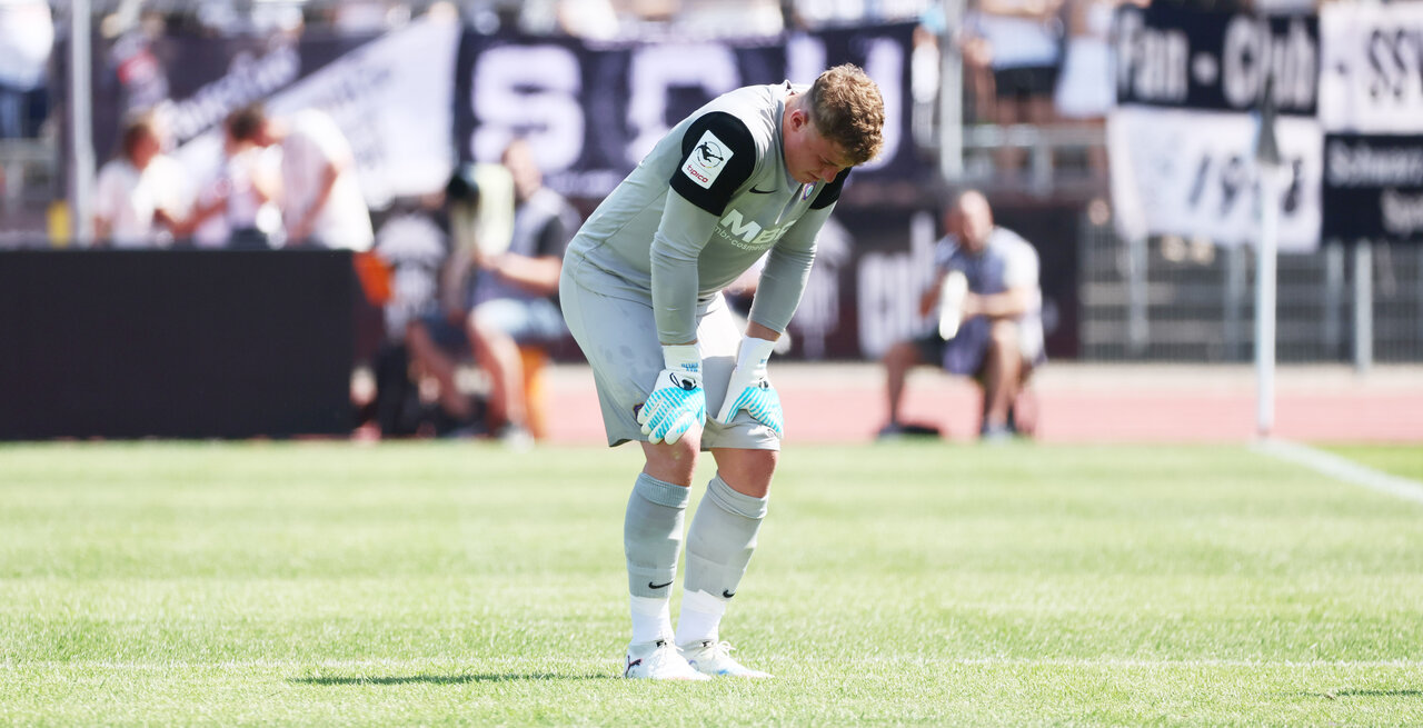 Schmerzhaft - Max Uhlig muss verletzt vom Feld.