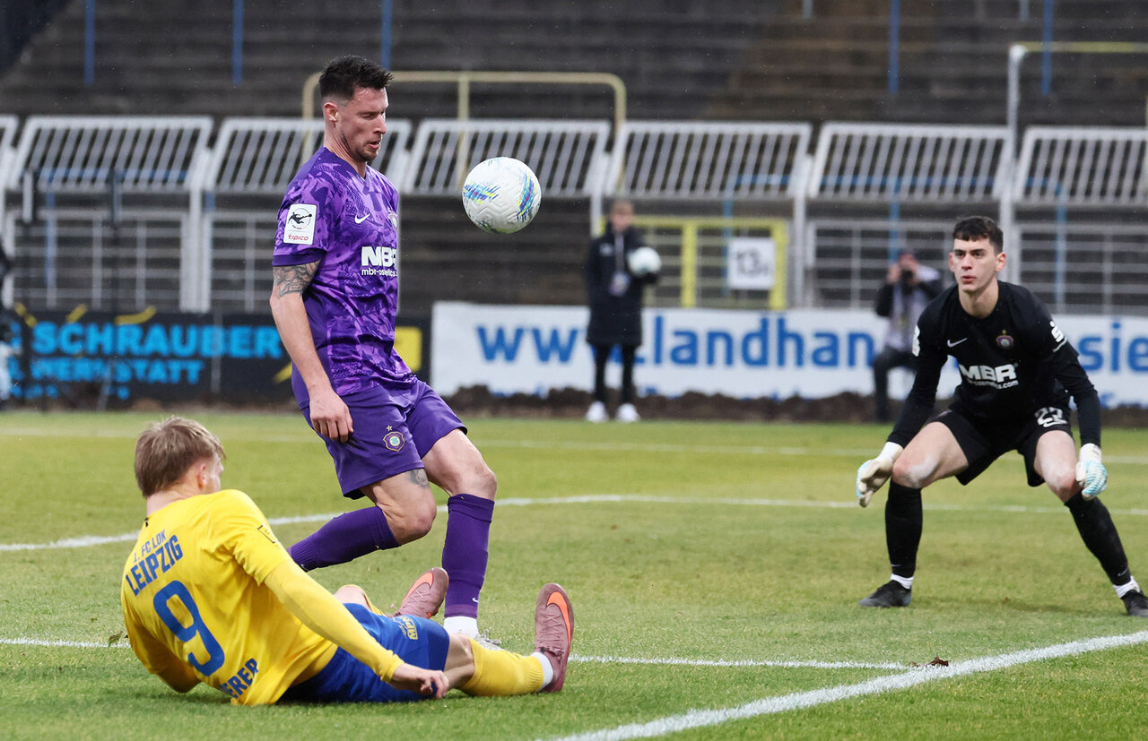 Aufmerksam am kurzen Pfosten.