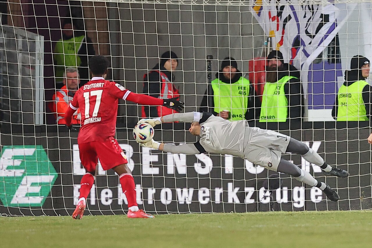 Erste Parade im 550. Ligaspiel - Martin Männel. 