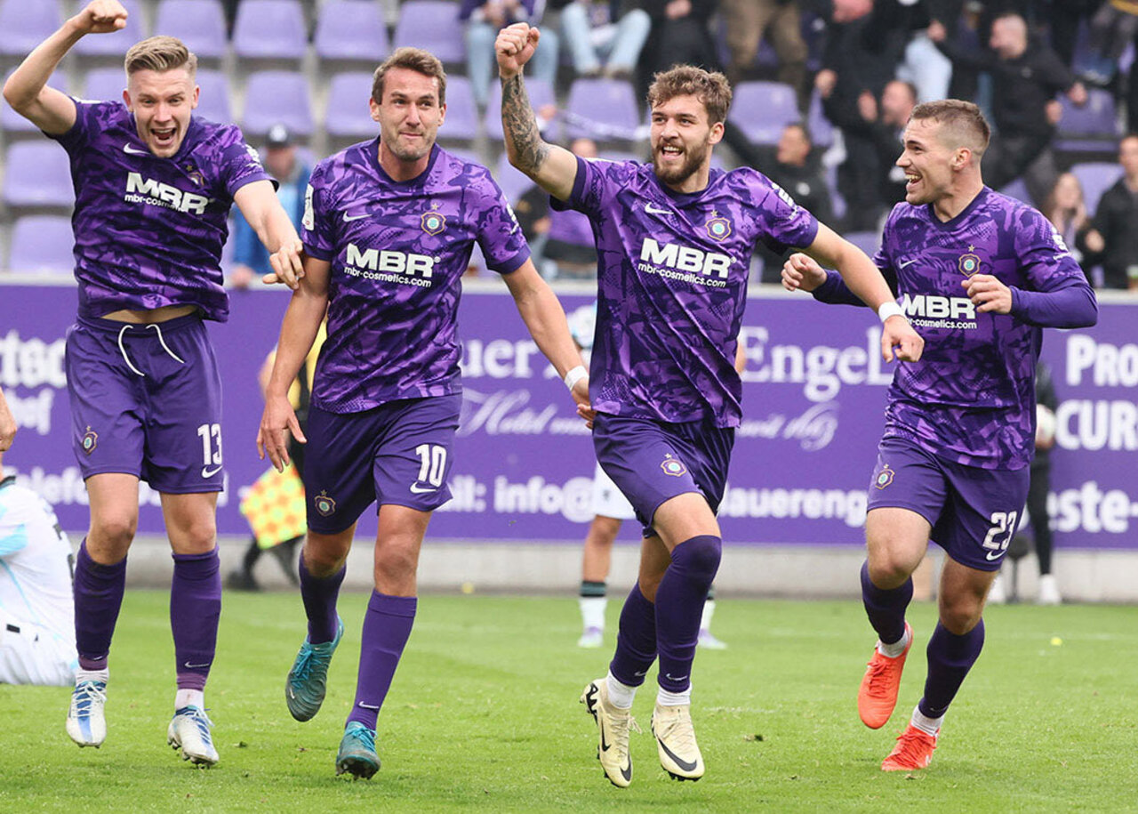 Endlich den Bock umgehauen! Torschütze Eric Uhlmann (2. v. R.) freut sich mit seinen Kollegen.
