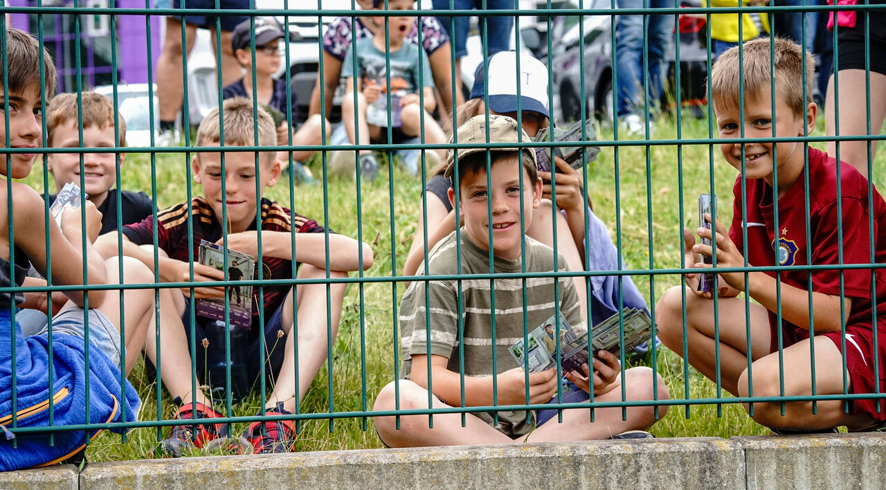 Kinder schauen beim Training zu.