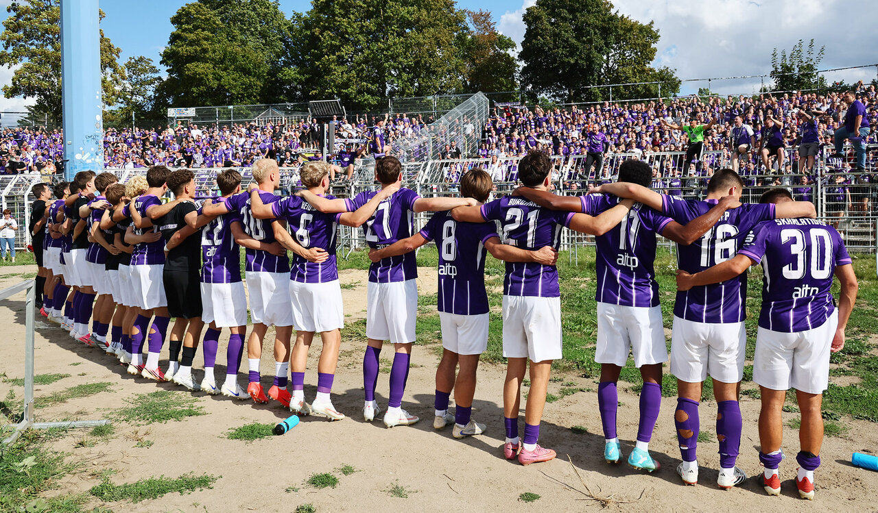 Mannschaft vor dem Fanblock.