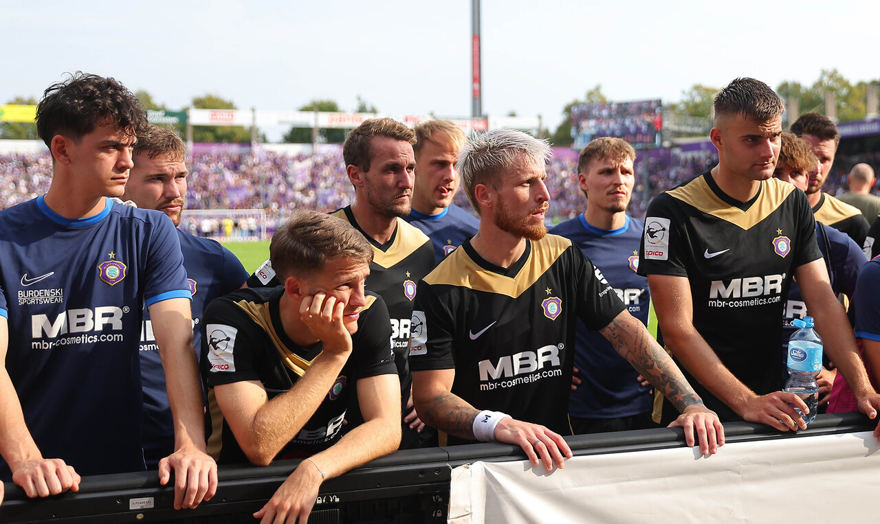 Mannschaft vor dem Fanblock