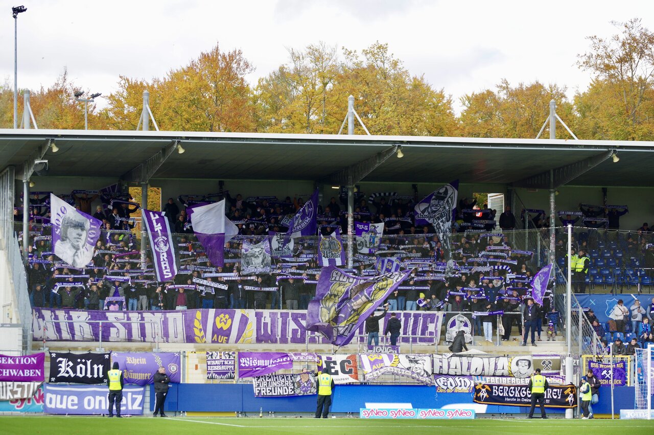 Immer zahlreich mit dabei - die Fans in lila-weiß. 