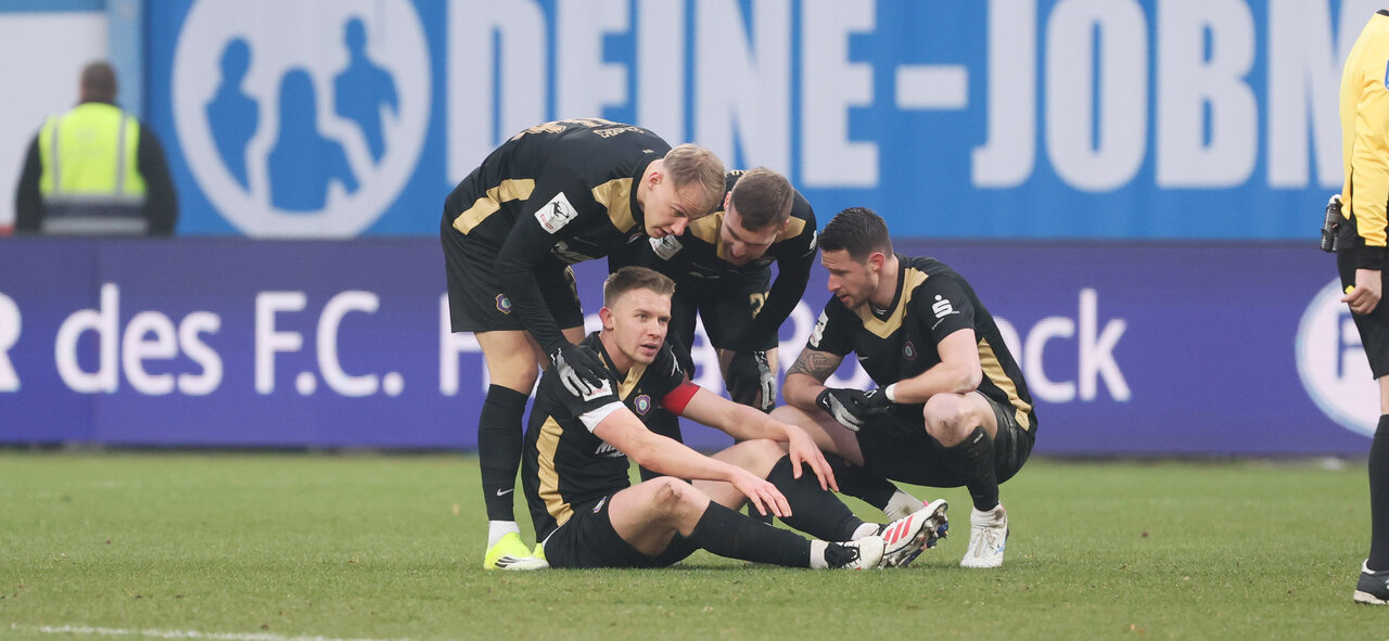 Erste bittere Szene - Majetschak muss verletzt vom Platz.