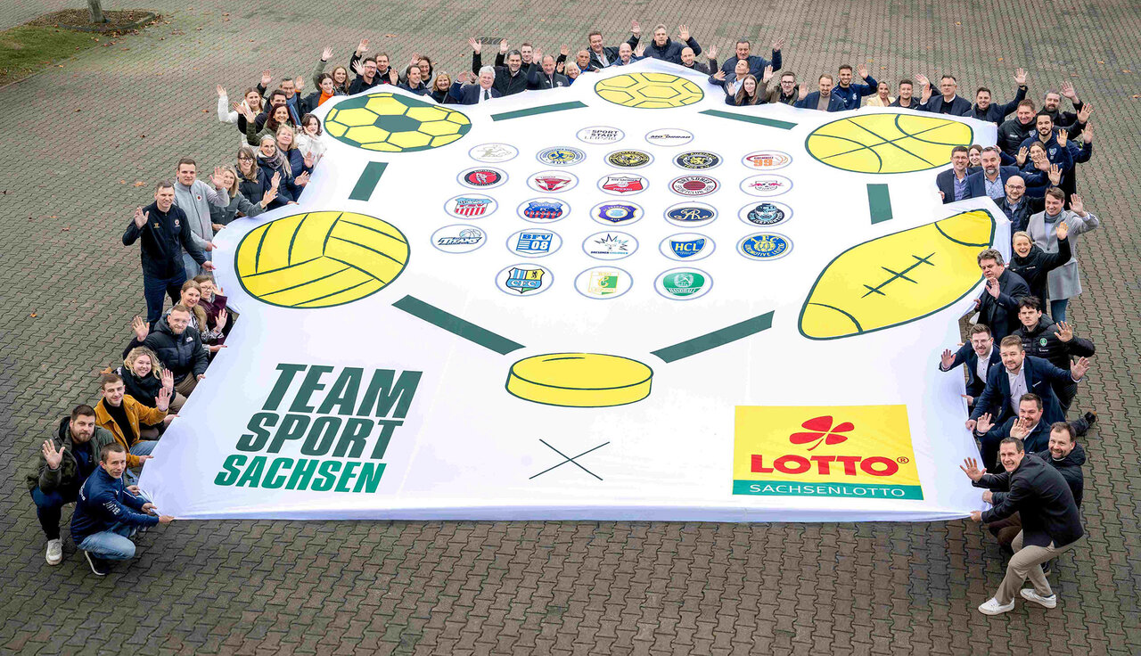 Gruppenbild mit Fahne.