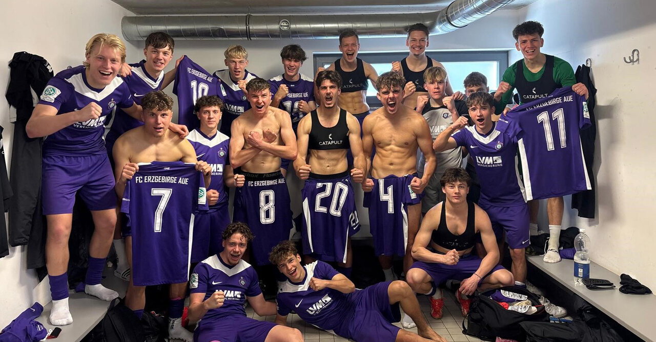 U19 bejubelt Auswärtssieg.