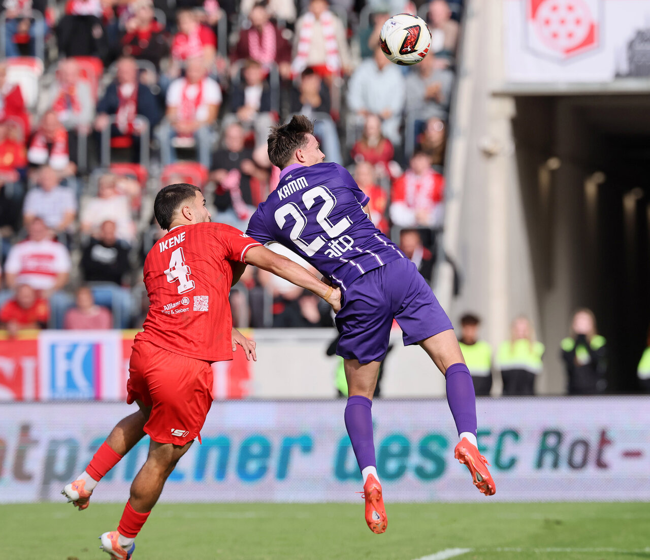 Willi Kamm setzt sich beim Kopfball durch.