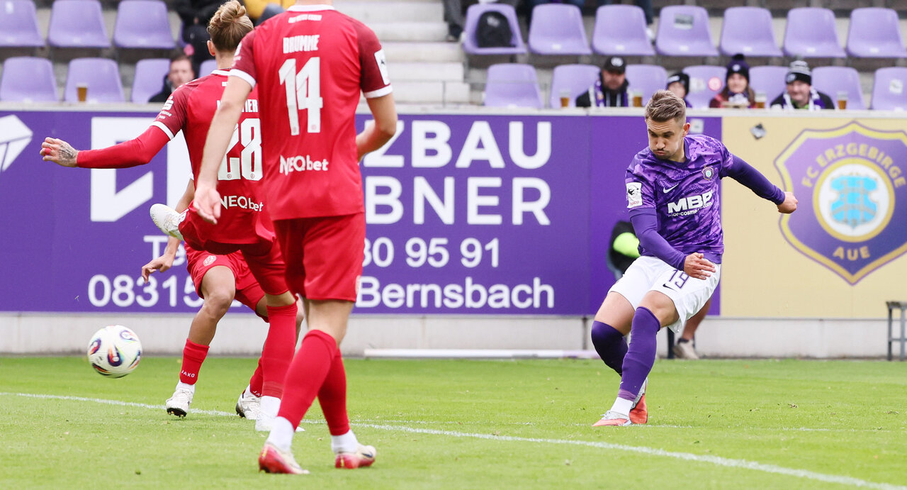 Guttau zieht ab und trifft. 