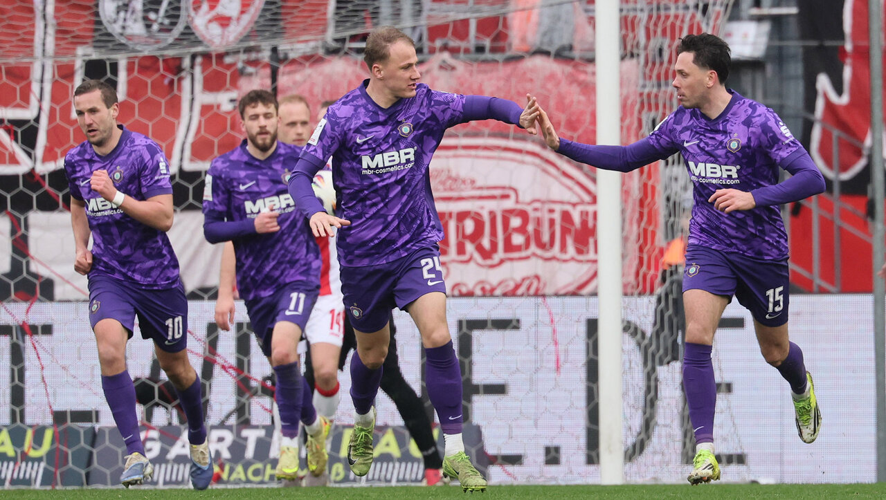 Marcel Bär und Jannic Ehlers klatschen ab.