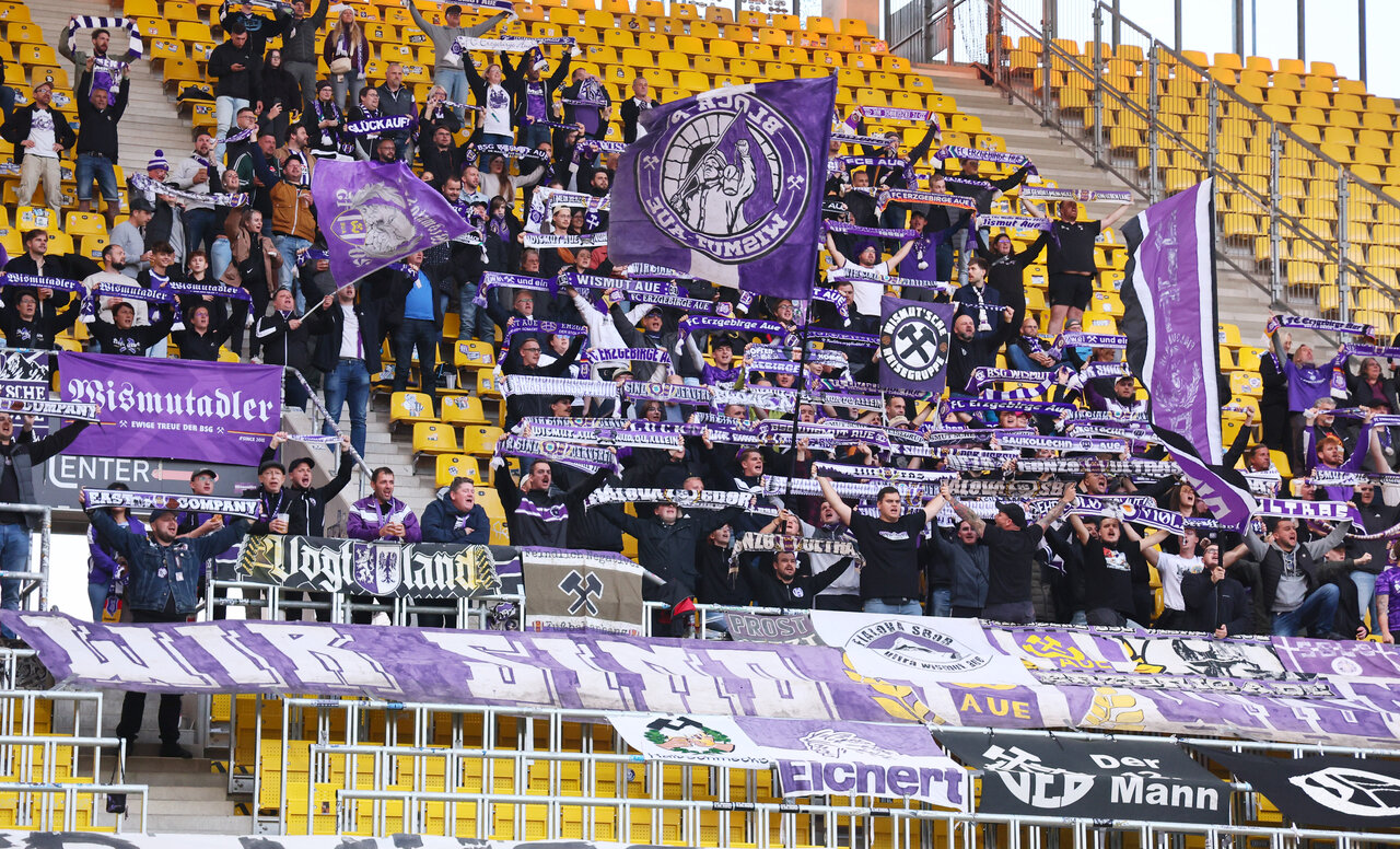 Kein Weg zu weit für die Fans der Lila-Weißen. 