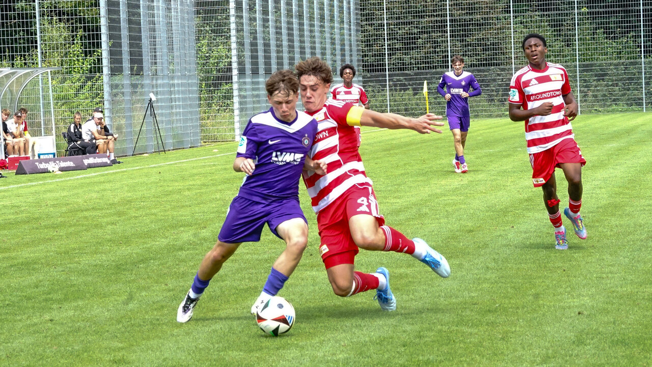 Intensive Zweikämpfe prägten das Spiel Spielszene Aue -Union