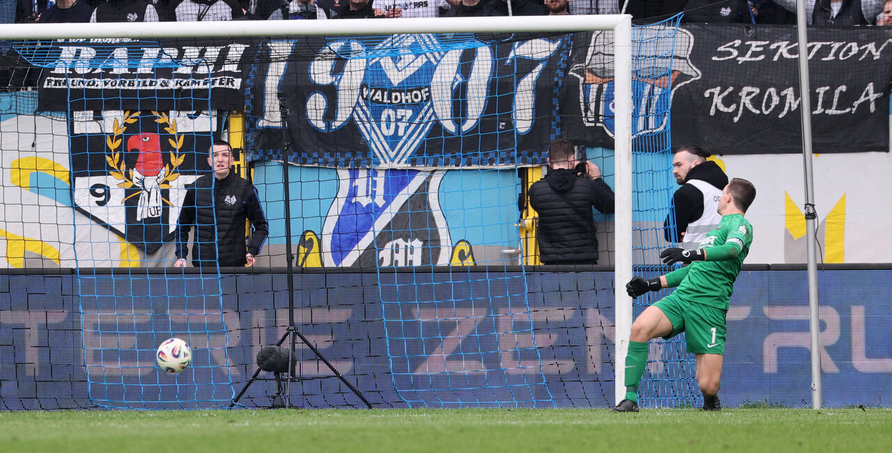 Spielentscheidende Szene - das vermeintliche 2:1 für Mannheim. 