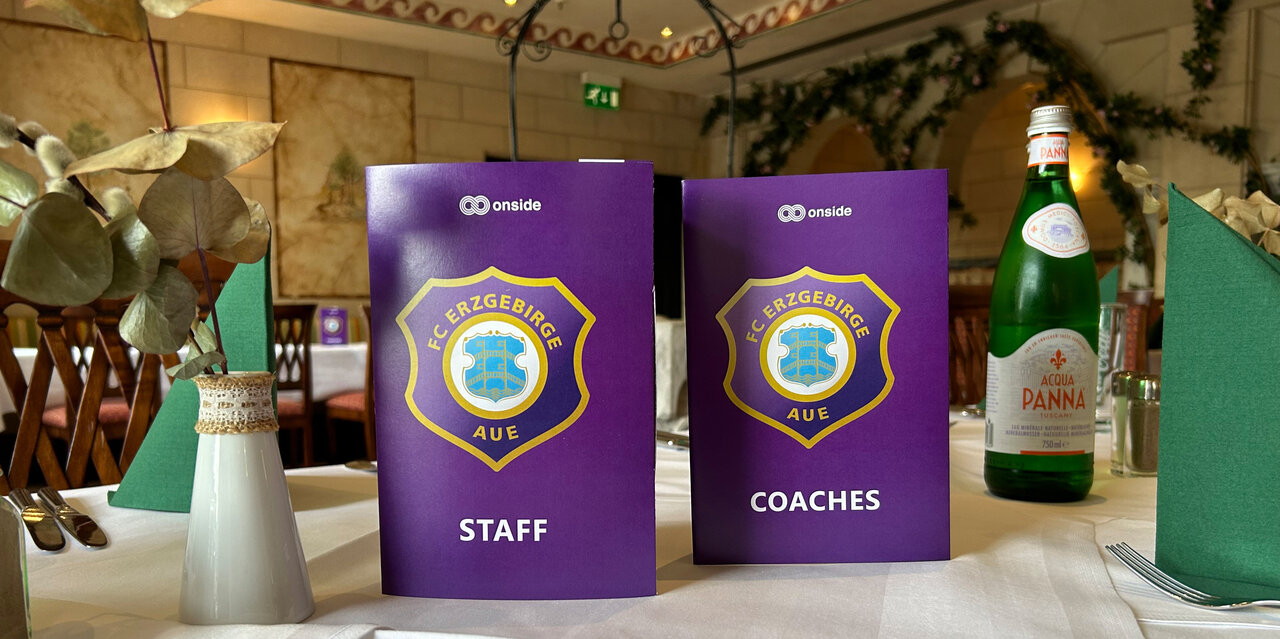 Namensschild auf dem Tisch.