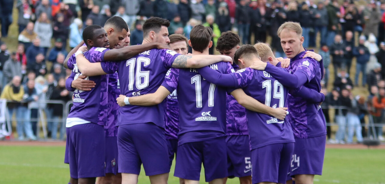 Mannschaft bildet Kreis.