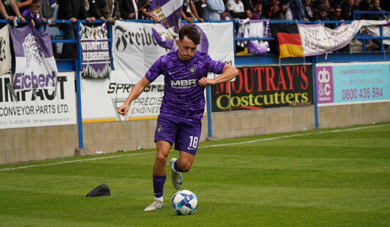 William Kallenbach flankt.