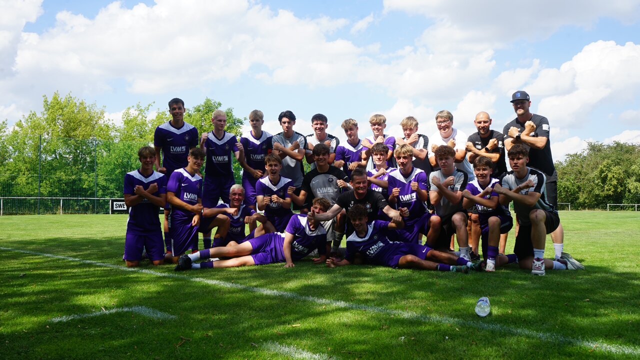 Siegerfoto, die AueU16 nach dem erreichten Aufstieg