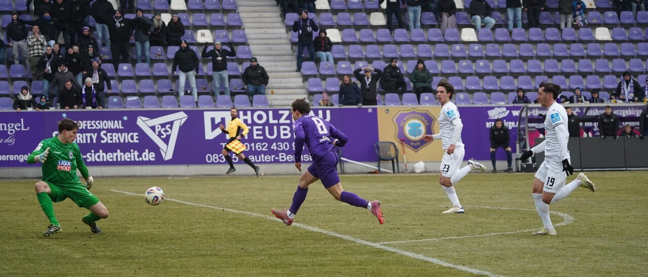 Beste Chance im ersten Durchgang - Mika Clausen verzieht. 