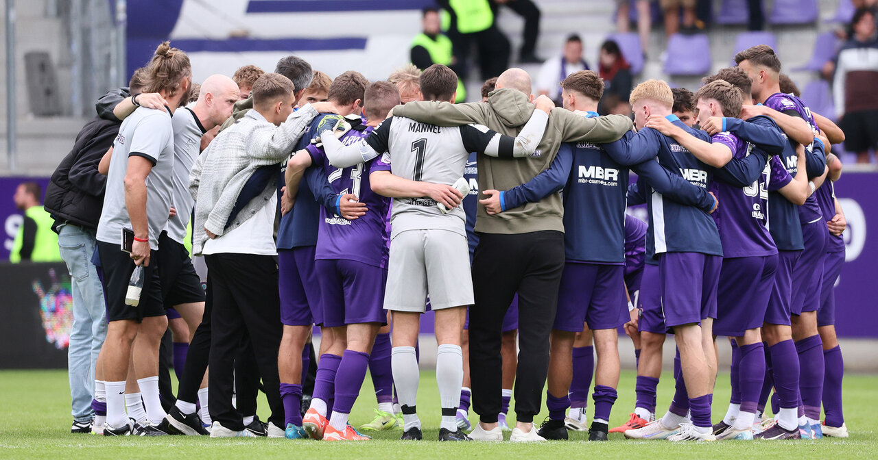 Mannschaft bildet Kreis.