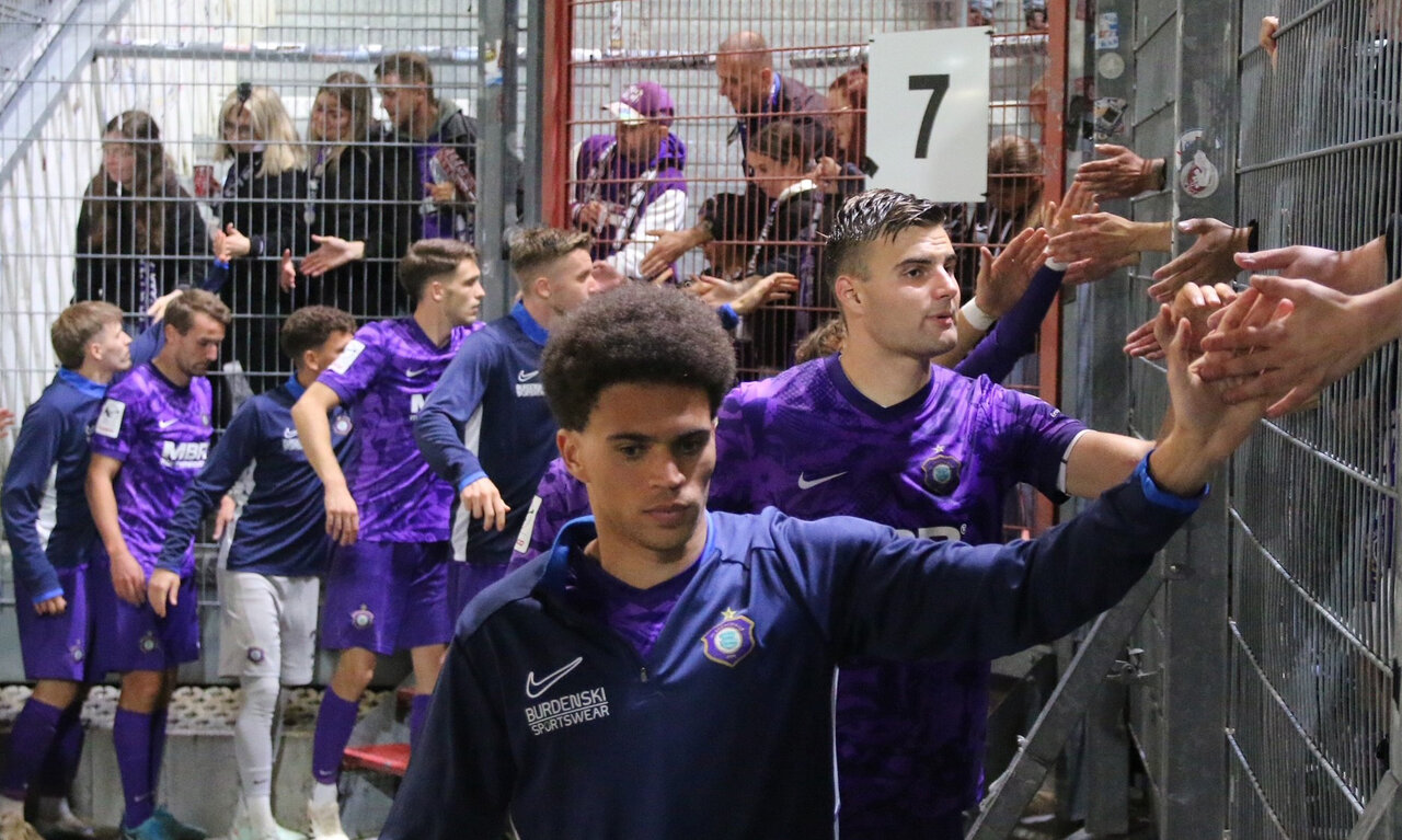 Mannschaft klatscht Fans ab.