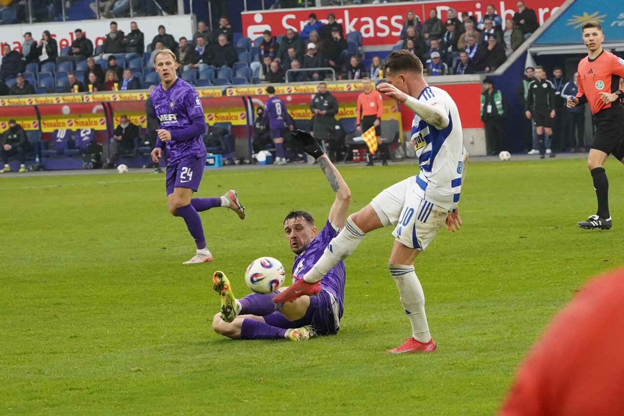 Alles reingeworfen - Borys Tashchy grätscht nach dem Ball.