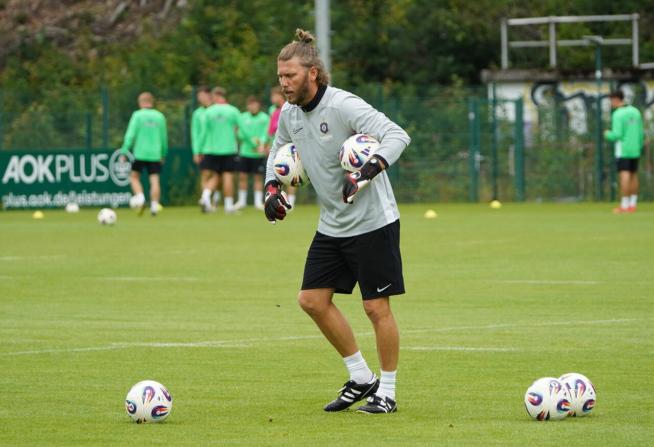 Torwarttrainer am Ball.