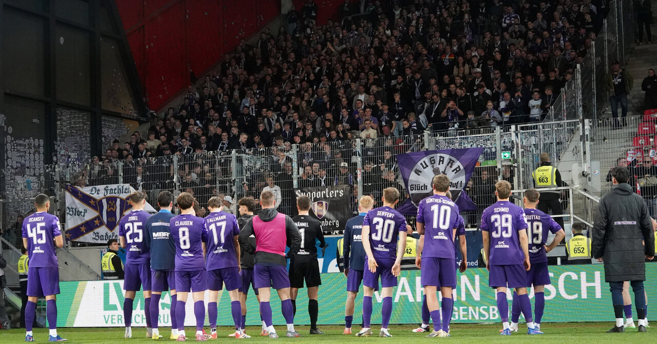 Mannschaft vor dem Fanblock.