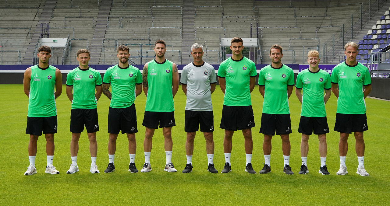 Die Neuzugänge mit Cheftrainer.