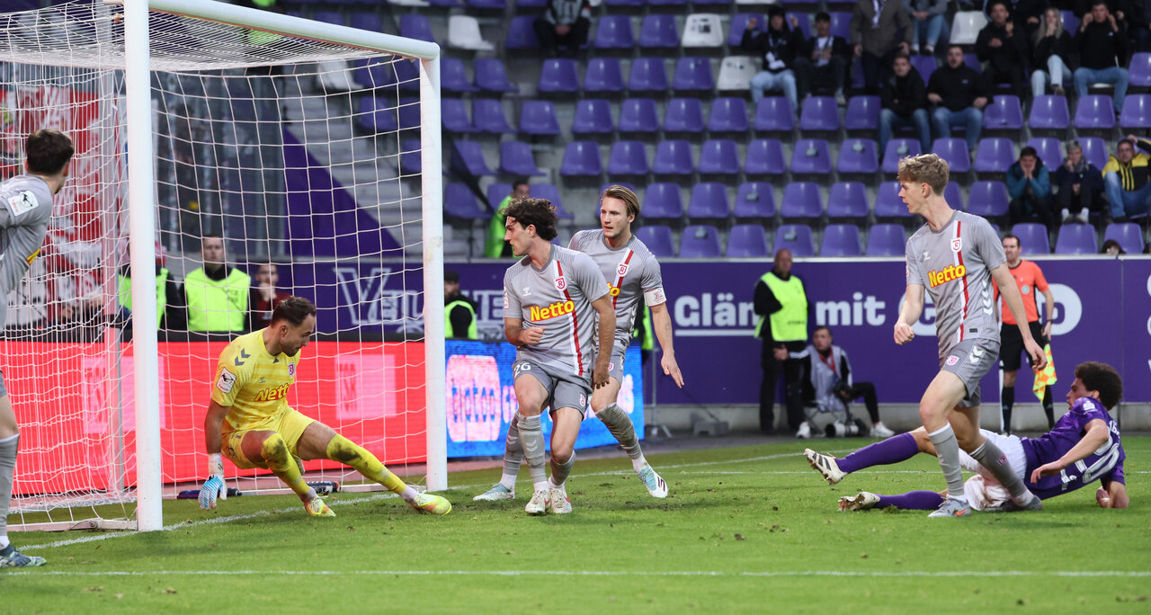 Fabisch steht goldrichtig und staubt ab.