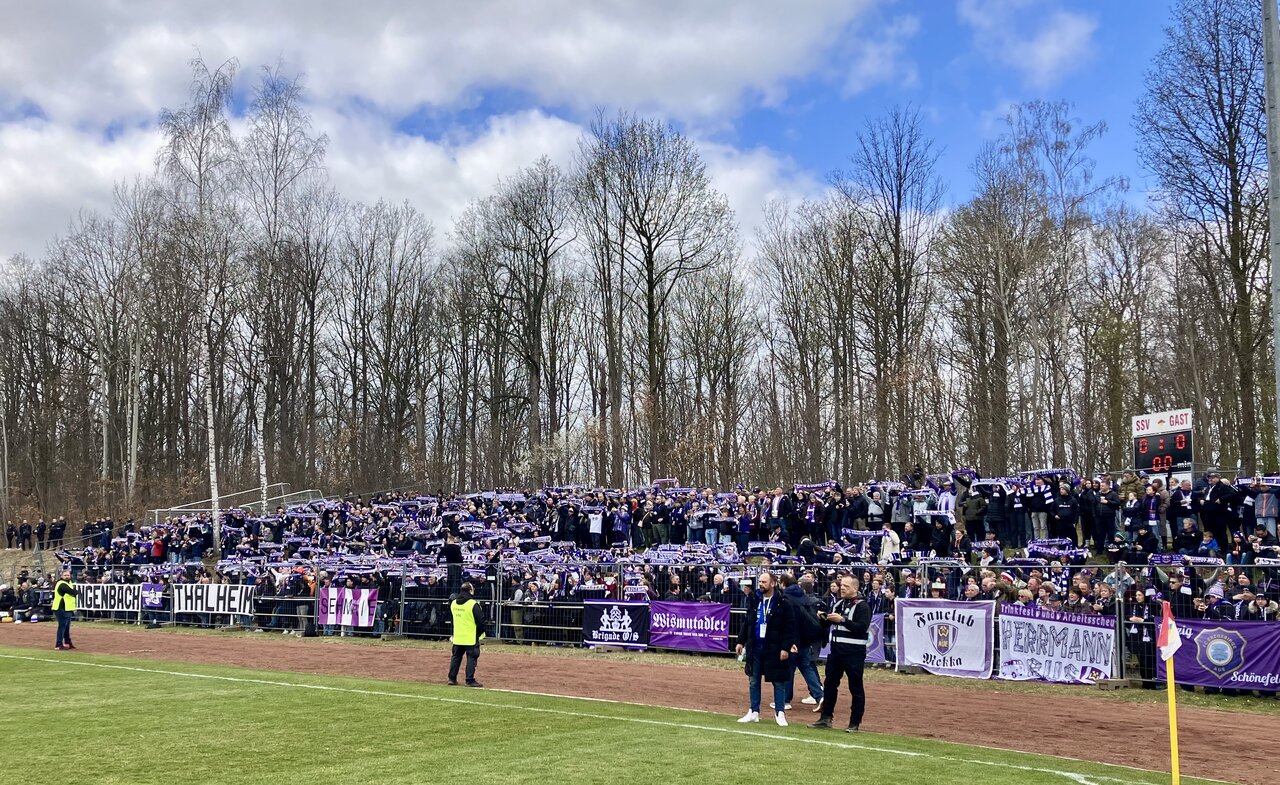 Immer da - die Fans in lila-weiß.