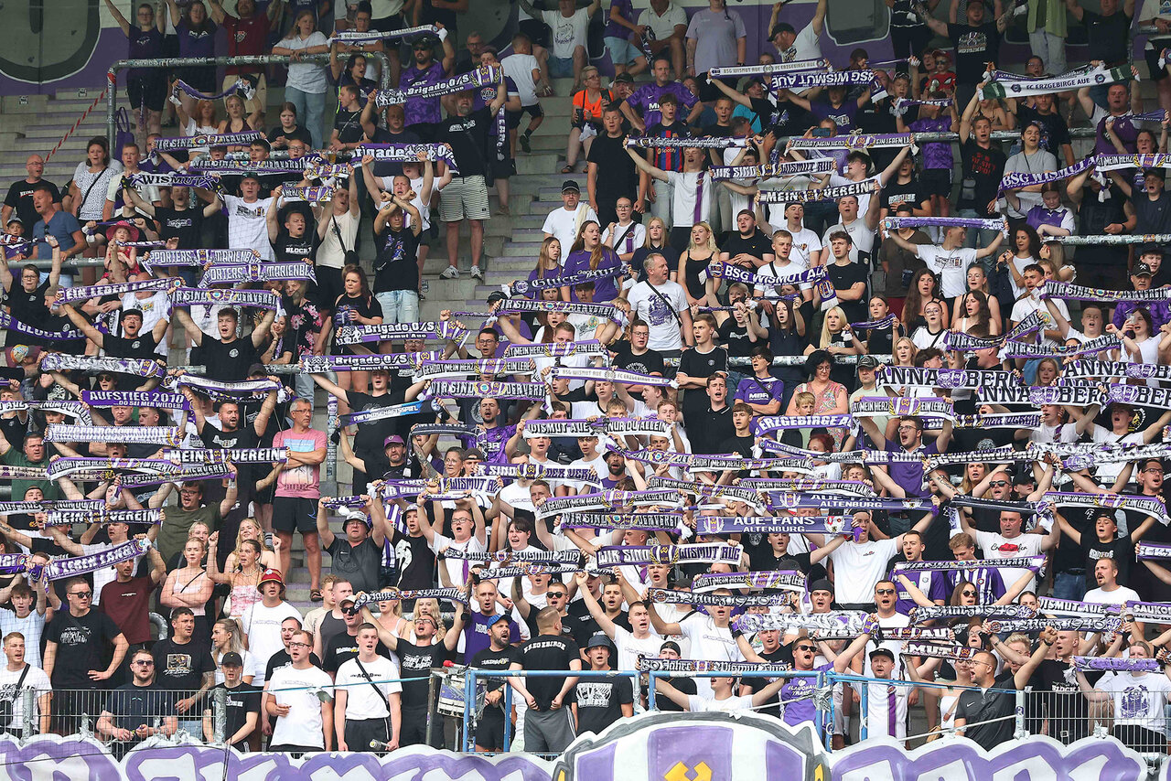 Fanblock beim Trainingsauftakt.