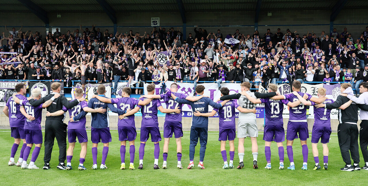 Mannschaft am Fanblock.