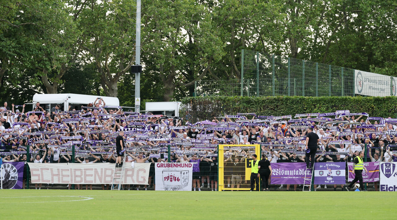 Wo sind die Karten!? Trotz Komplikationen war der Gästeblock der Schachter voll.