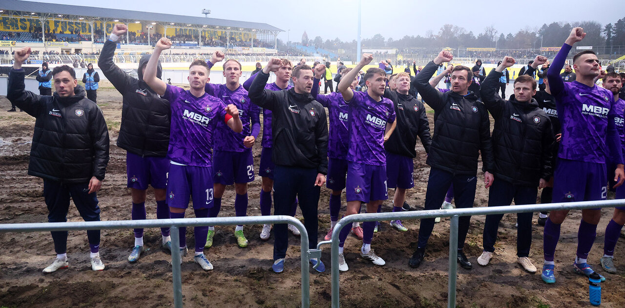 Mannschaft vor Fanblock in Leipzig.